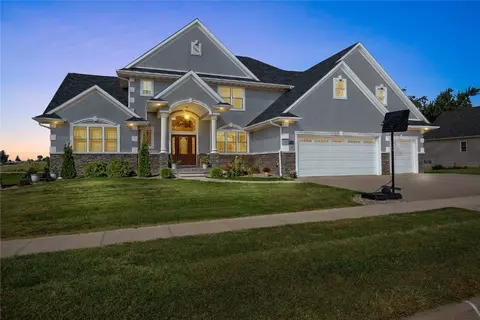 201 Sand Trap Cir, Tipton, IA 52772