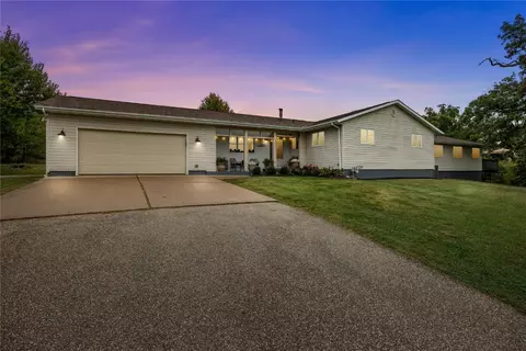 3541 Todd Hills Rd, Cedar Rapids, IA 52411