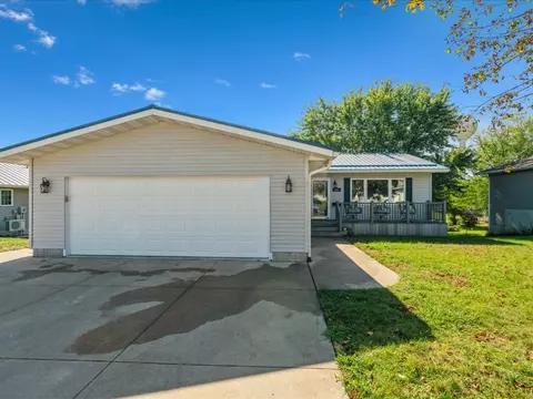 504 Prairie Hills Dr, Central City, IA 52214