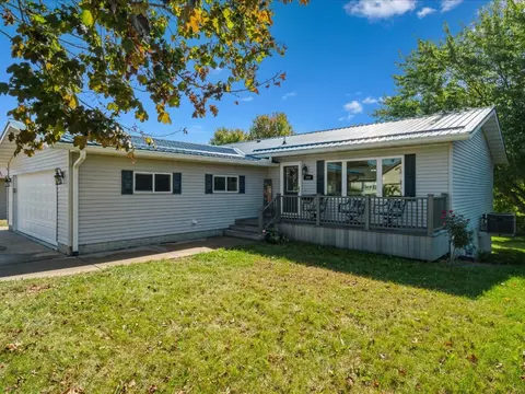 504 Prairie Hills Dr, Central City, IA 52214