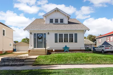 717 N Maple St, Monticello, IA 52310