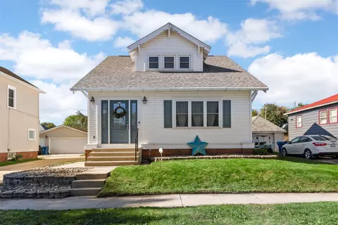 717 N Maple St, Monticello, IA 52310