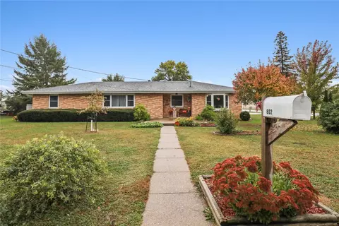 802 12th St E, Vinton, IA 52349