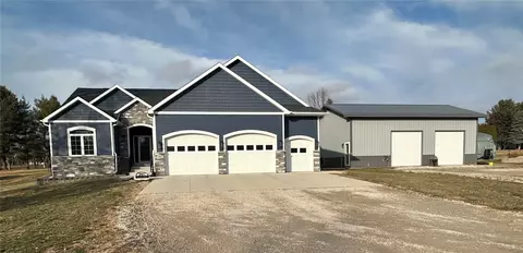 3917 Pikeview Dr, Center Point, IA 52213