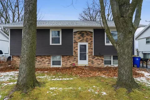 6807 Kingswood Ln NE, Cedar Rapids, IA 52402