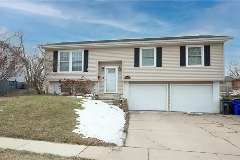 4609 Pineview Dr NE, Cedar Rapids, IA 52402