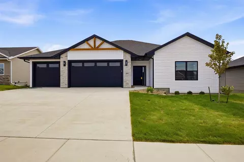 1845 Cottage Ridge Dr, Marion, IA 52302