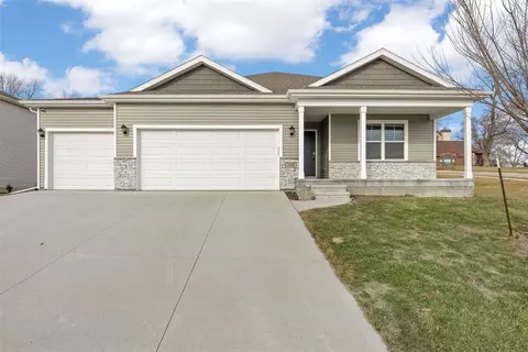 701 Prairie View Dr, West Branch, IA 52358