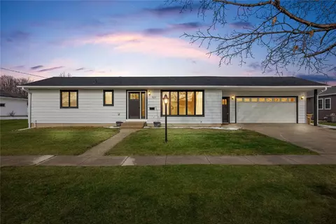 828 E Butler St, Manchester, IA 52057