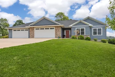1062 Oak View Ct, Tipton, IA 52772