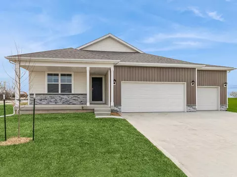 2879 Grassland Ct, Hiawatha, IA 52233