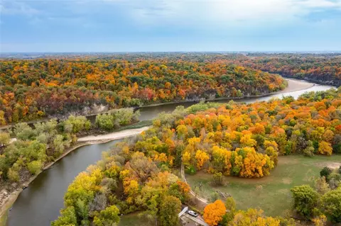 757 Palisades Access Rd, Ely, IA 52227
