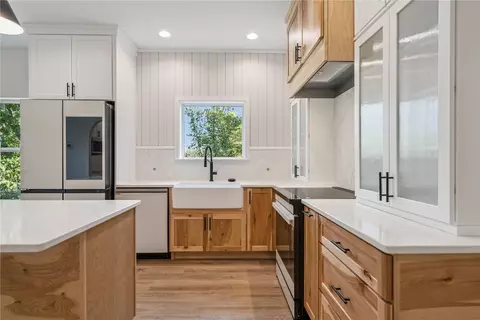 Kitchen - 6850 Pumpkin Patch Blvd, Cedar Rapids, IA 52403 photo 2 of 4