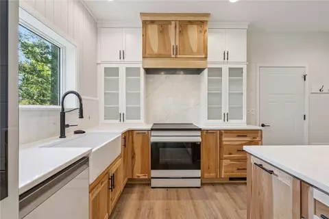 Kitchen - 6850 Pumpkin Patch Blvd, Cedar Rapids, IA 52403 photo 3 of 4