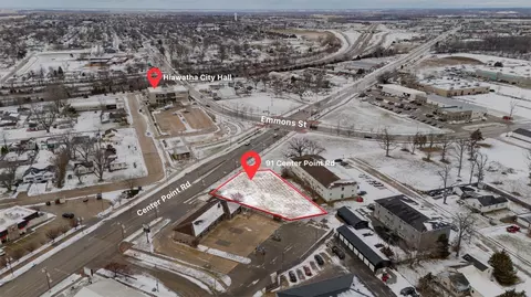 91 Center Point Rd, Hiawatha, IA 52233
