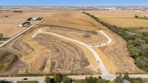 185 Pleasant Hill Dr NW, Swisher, IA 52338