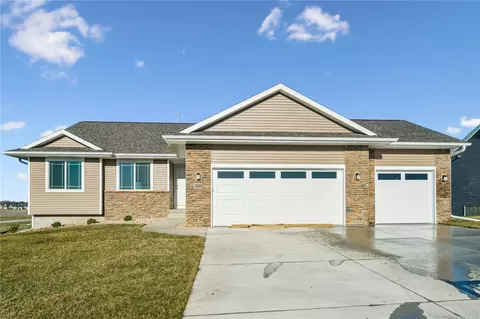 3319 Center Ct, Robins, IA 52328