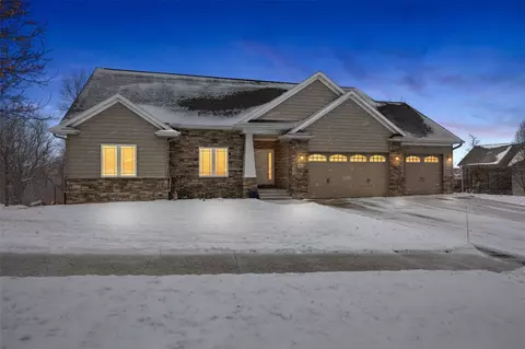 5821 River Pkwy NE, Cedar Rapids, IA 52411