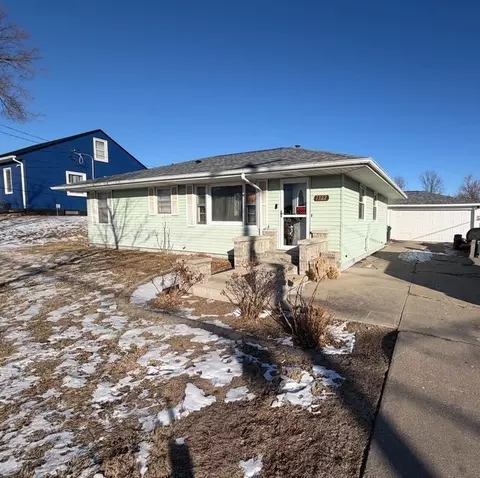 3302 12th Ave SW, Cedar Rapids, IA 52404