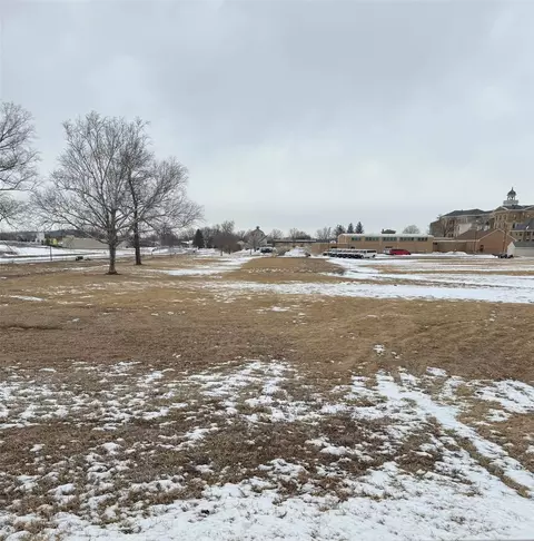 1005 W 13th St, Vinton, IA 52349