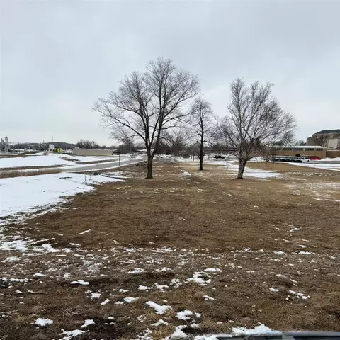 1009 W 13th St, Vinton, IA 52349