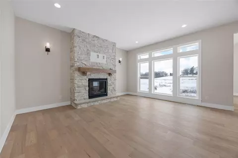 2196 Royal Oak Ridge Rd, Marion, IA 52302