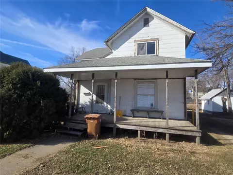 723 East St, Grinnell, IA 50112