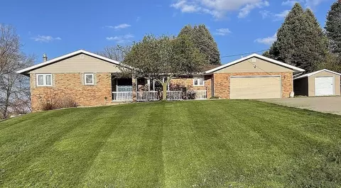 206 Riverview Dr, Vinton, IA 52349