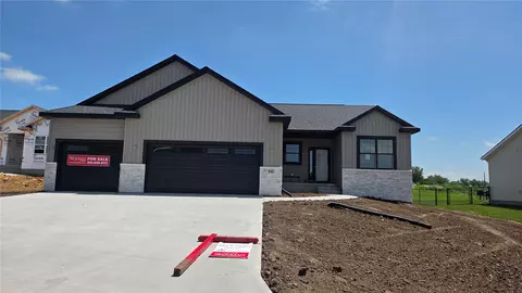841 Longbow Ct, Marion, IA 52302