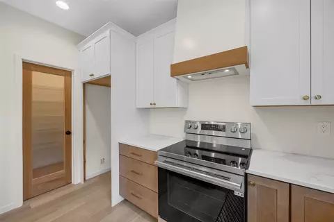 Kitchen - 233 Mccarran Ave NE, Cedar Rapids, IA 52402 photo 5 of 6