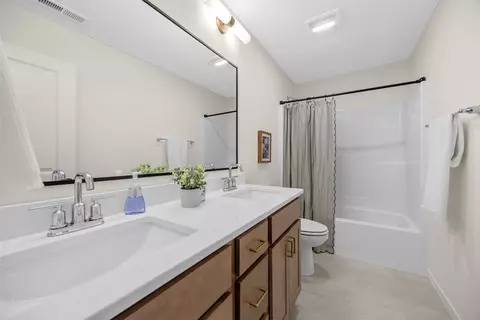Bath - 233 Mccarran Ave NE, Cedar Rapids, IA 52402 photo 3 of 3