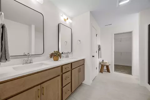 Bath - 233 Mccarran Ave NE, Cedar Rapids, IA 52402 photo 2 of 3