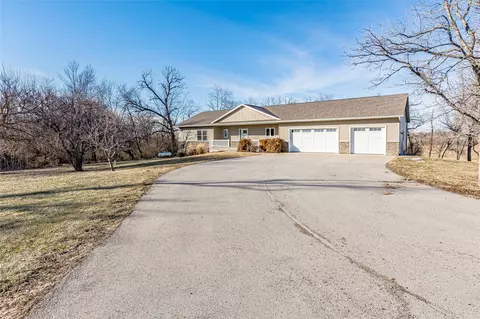 3873 Greens Grove Rd, Center Point, IA 52213