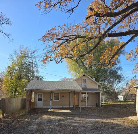 923 Oakland Rd NE, Cedar Rapids, IA 52402