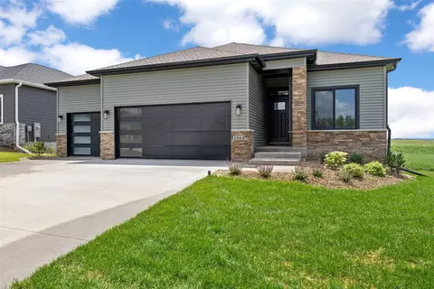 3064 Ridgeview Cir, Coralville, IA 52241