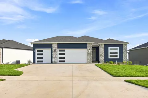 3048 Ridgeview Cir, Coralville, IA 52241