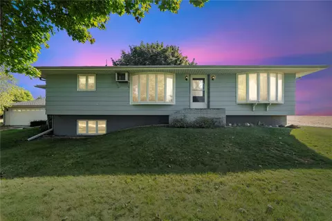 4565 Alice Rd, Center Point, IA 52213