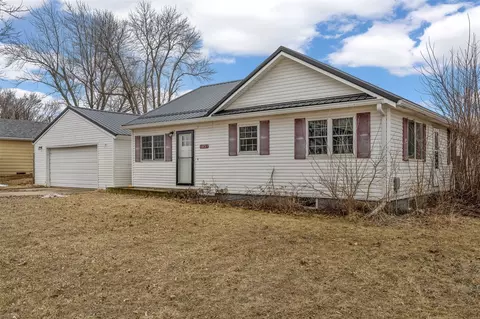 625 Freeseway Dr, Robins, IA 52328