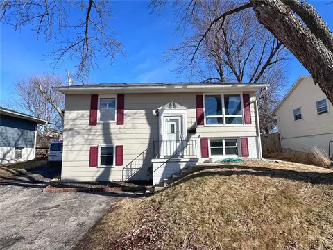 145 Belvedere Dr NW, Cedar Rapids, IA 52405