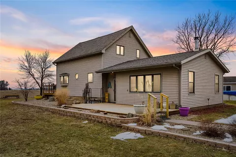 5467 27th Ave, Vinton, IA 52349