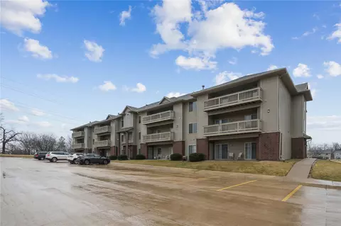 250 Cimarron Dr #124, Hiawatha, IA 52233