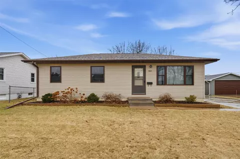 1063 Eisenhower Rd, Hiawatha, IA 52233