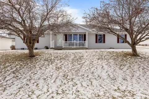 501 5th St E, Newhall, IA 52315