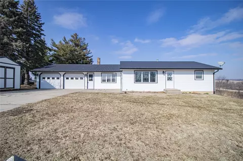 19576 Lake View Rd, Anamosa, IA 52205