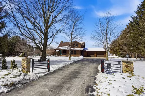 10585 Timberview Dr, Anamosa, IA 52205