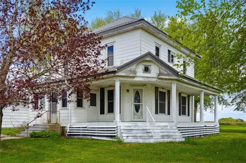 2921 220th St, Winthrop, IA 50682