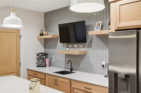 Kitchen - 6720 Caldwell Ln NE, Cedar Rapids, IA 52411 photo 4 of 5