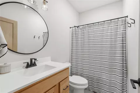 Bath - 6720 Caldwell Ln NE, Cedar Rapids, IA 52411 photo 3 of 3