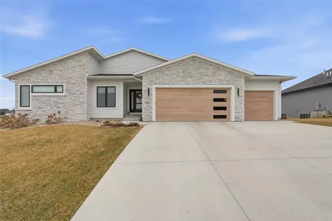 6720 Caldwell Ln NE, Cedar Rapids, IA 52411