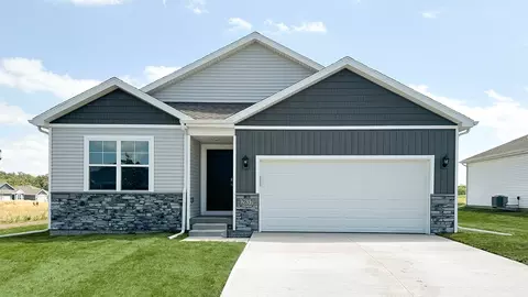 2846 Mary Dr, Hiawatha, IA 52233